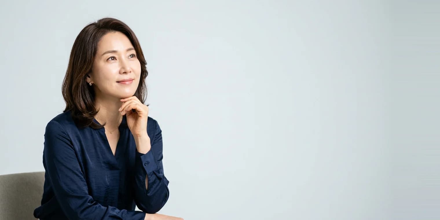 생각에 잠긴 중년 여성