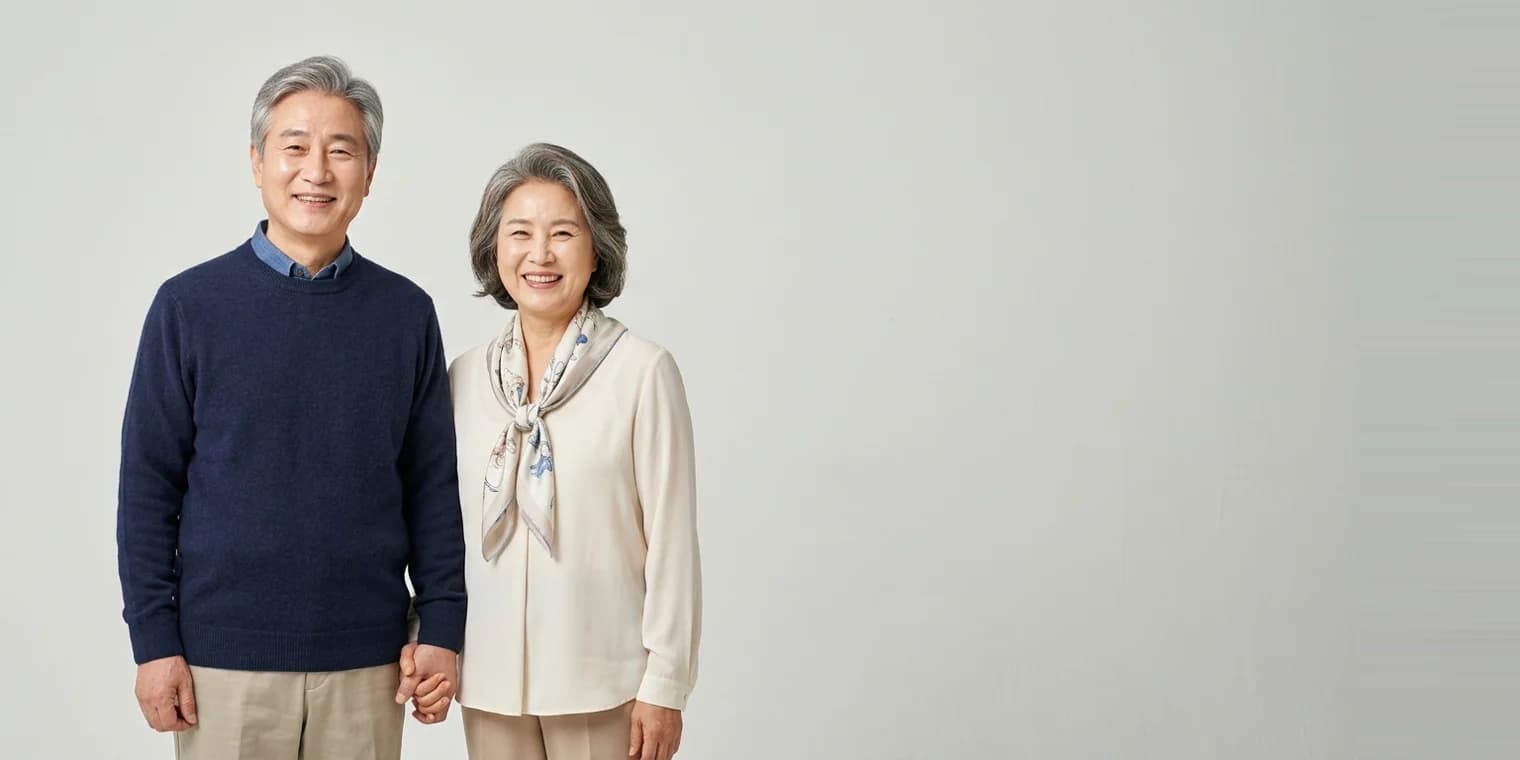 환하게 웃는 어르신 부부