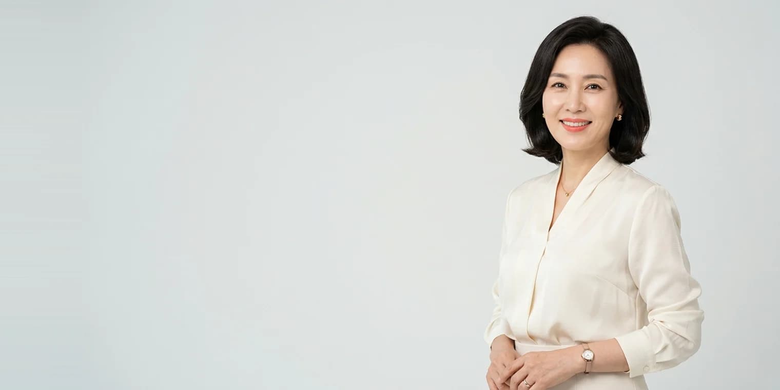 밝게 웃는 중년 여성